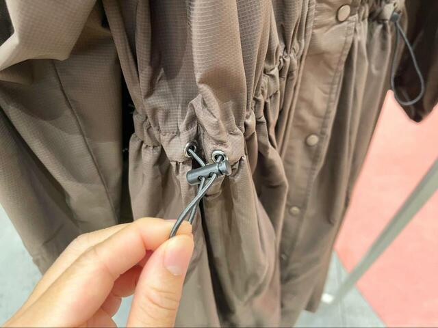 【ワークマン 高撥水シェルワンピースコート】付属の紐で胸下を絞ればメリハリが出ます