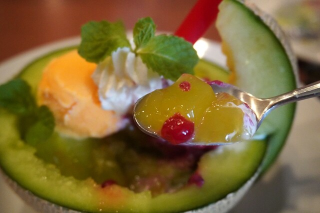 【ロイヤルホスト】フレッシュメロンボウルはメロンの果肉はもちろん、メロンゼリーやメロンシャーベットも入っていて、さまざまなメロンフレーバーが味わえる
