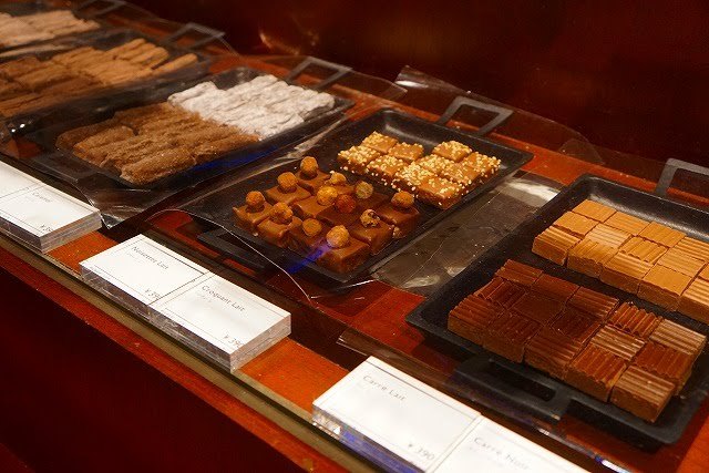 ブロンデル:プラリネ(手前・中央)、トリュフアンシエンヌ(奥)