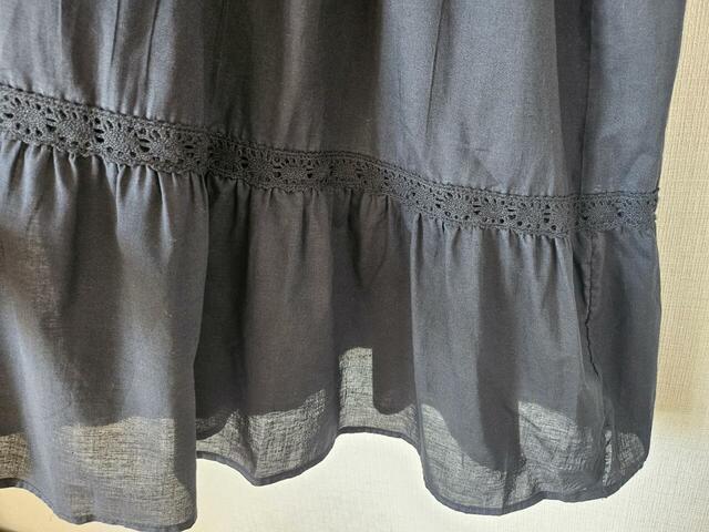 【coca Vネックレースワンピース】胸元や袖口、裾にはさりげなくレースの装飾があり、随所に女性らしさがプラスされています♪