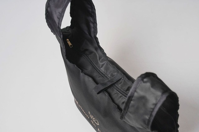 【メゾン ド フルール ショッピングバッグ（ブラック）】チャック付きなので中身が見えなくて安心