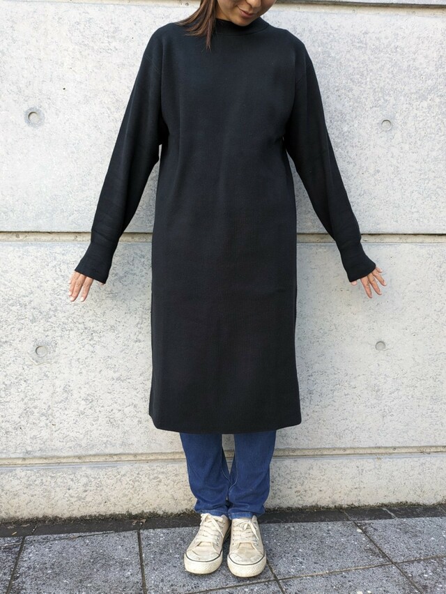 【ユニクロ スフレヤーンワンピース（スムース・長袖）】ジーンズやスキニ―パンツ、スニーカーと合わせても
