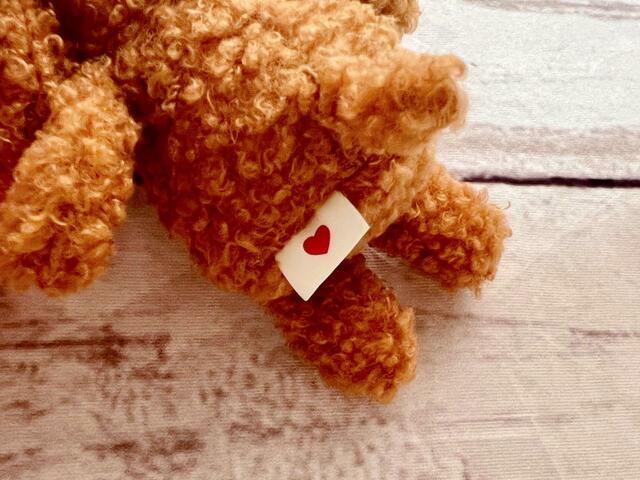 お尻にはバッグとお揃いのレッドのハートタグが！細かいところまで凝っているのがうれしいですね♪