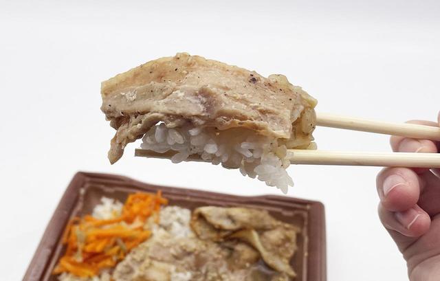 【ローソン「ねぎ塩豚カルビ弁当（もち麦入りご飯）」】カルビとご飯をリフトアップしたところ