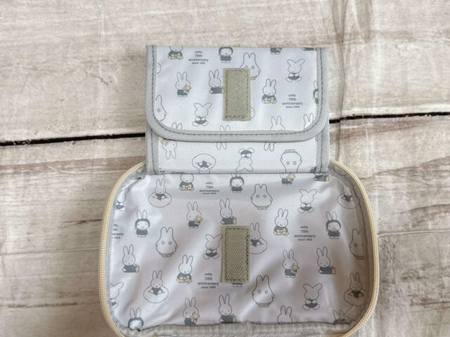 鏡はマジックテープで留まっています