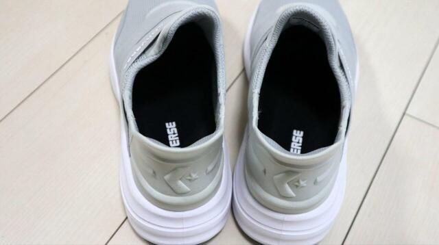 【コンバース コート ケイブスター SS XG】かかとが手前側に開いているので足入れしやすい設計です