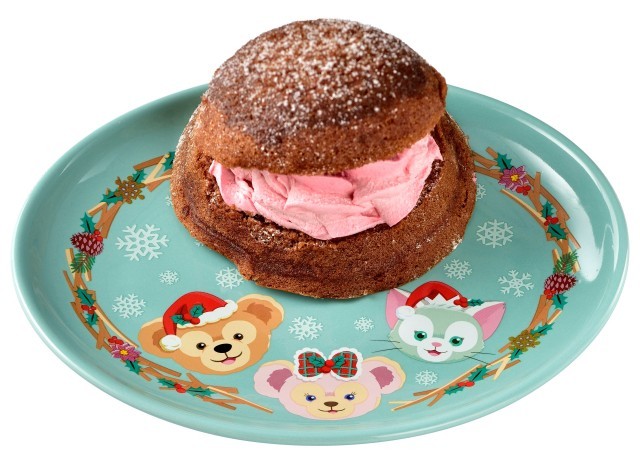 「ケープコッド・クックオフ」ラズベリークリームのパフケーキ、スーベニアプレート付き¥880｜東京ディズニーシー「クリスマス・ウィッシュ」（2016年）
