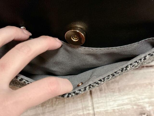 前面にはマグネットボタン付きのポケットがついています