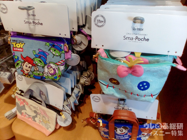 よく見ると日本語で書かれたパッケージも。せっかくなら、ここでしか買えないグッズを選びたい。