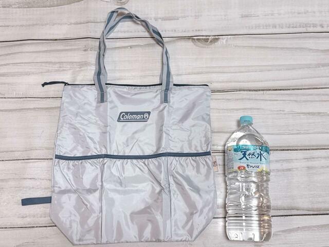【Coleman付録：撥水加工バッグ】2Lペットボトルと並べてみました！サイズは（約）高さ41×幅43×マチ13cm。