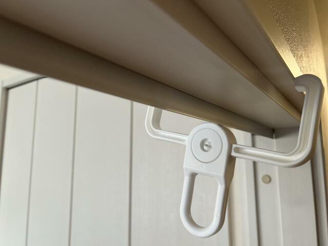 【セリア 室内干しハンガーキャッチ】引き戸のあるドア枠だと、高さがありすぎてアームがかからない
