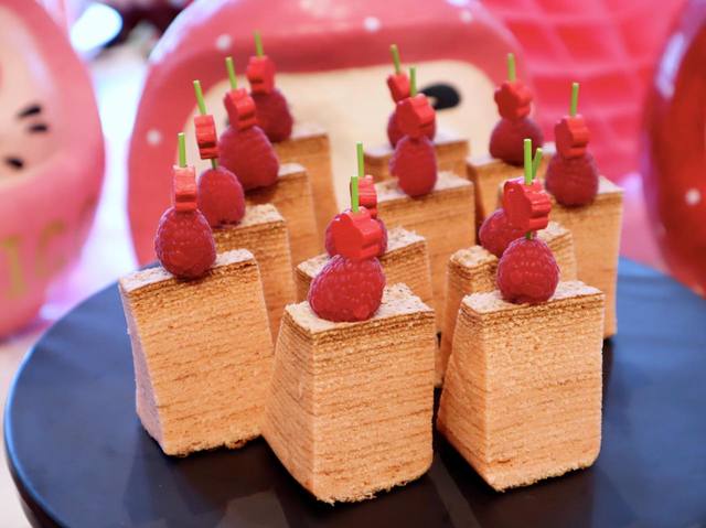 ジャージミルクと苺のバウムクーヘン