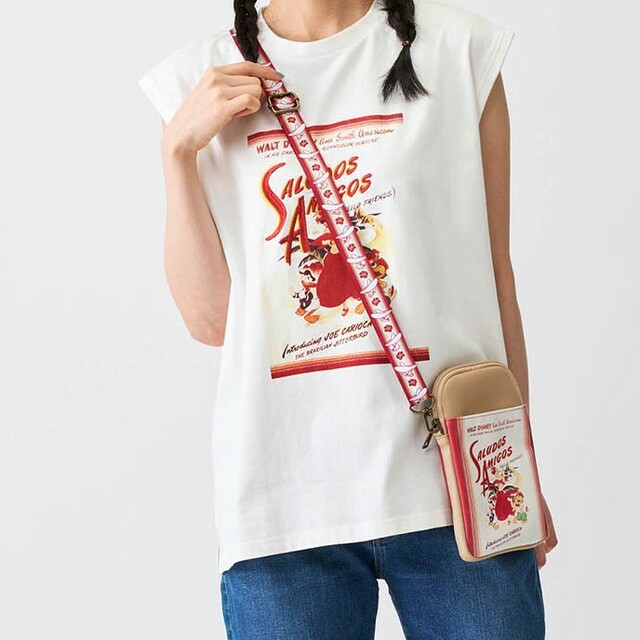 ノースリーブTシャツ 2,990円、スマートフォンショルダーバッグ 4,990円｜ベルメゾン ディズニー ファンタジー ショップ『三人の騎士』グッズ