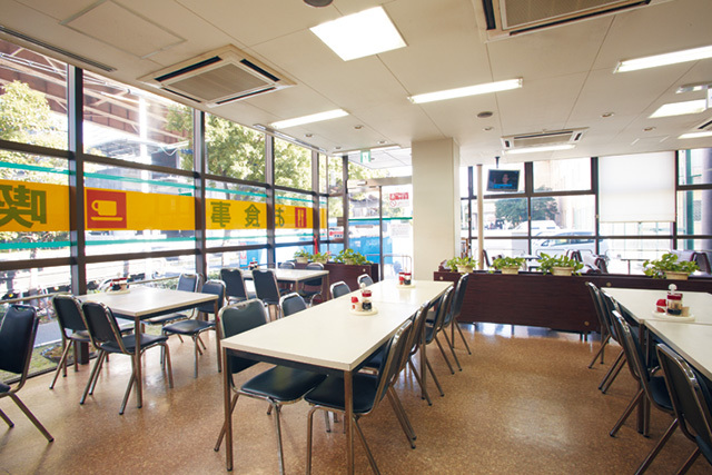 ピアハウス 京橋　内観　  古くから続く大衆的な食堂でもある。