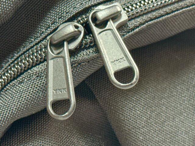 YKKの撥水ファスナーを使用しているので、急な雨でも中身が濡れにくい仕様