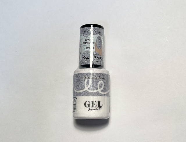 【ダイソー BRGジェルネイル 8グリッターシルバー】思い通りのデザインにならなかったらグリッターを重ねてごまかしましょう
