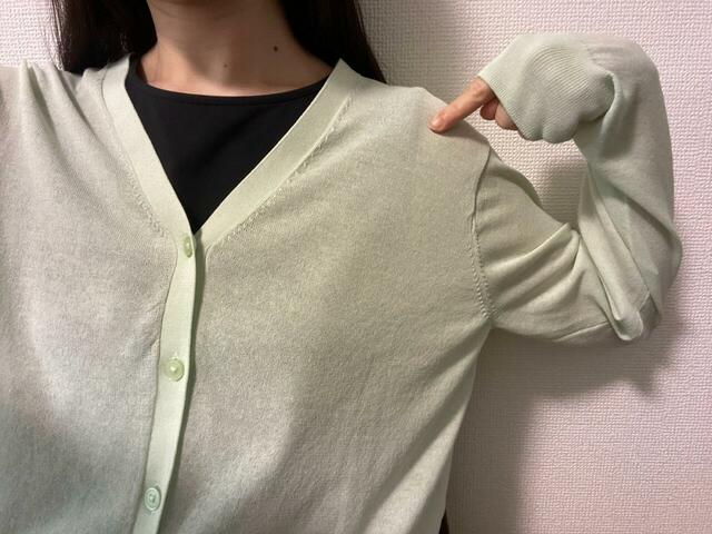 【ユニクロ ライトVネックカーディガン】薄くて軽い!透け感があり、涼しく着られます