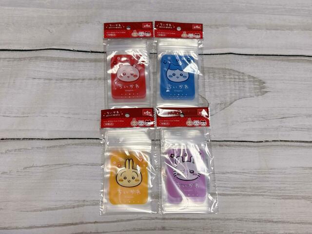 『ちいかわ』×100円ショップ新作グッズ第8弾「ちいかわ B8ジッパー袋12P 2」各110円（税込）