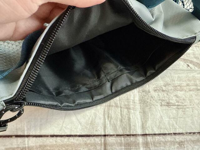 区切りポケットが2つついており、仕分け収納が可能!