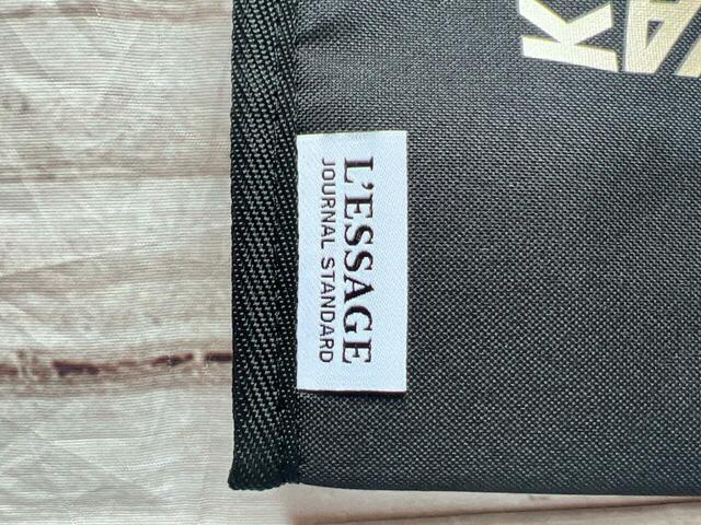 バッグの下部にはブランドロゴタグ付き♪