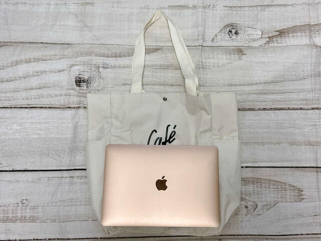 13インチのMacBook Airもラクラク収納できます