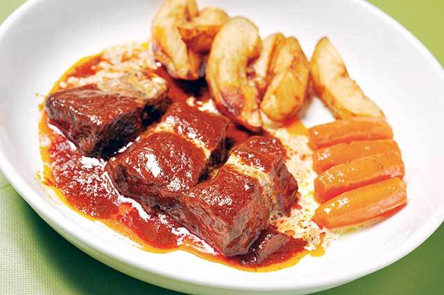 洋風家庭料理 ポプラ（埼玉／大宮） ビーフシチュー 1480円 赤ワインで時間をかけて煮込まれた人気料理。肉の深い味わいが楽しめる一品だ。