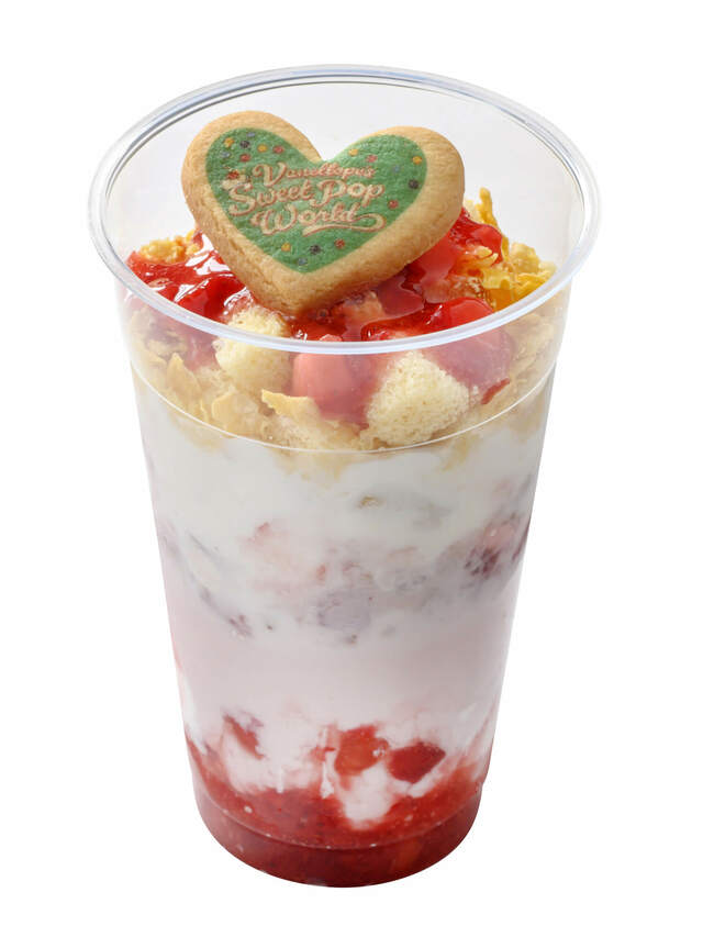 ケーキドリンク(ストロベリー) 700円|販売店舗:東京ディズニーランド「クイーン・オブ・ハートのバンケットホール」|ディズニー・パルパルーザ「ヴァネロペのスウィーツ・ポップ・ワールド」スペシャルメニュー