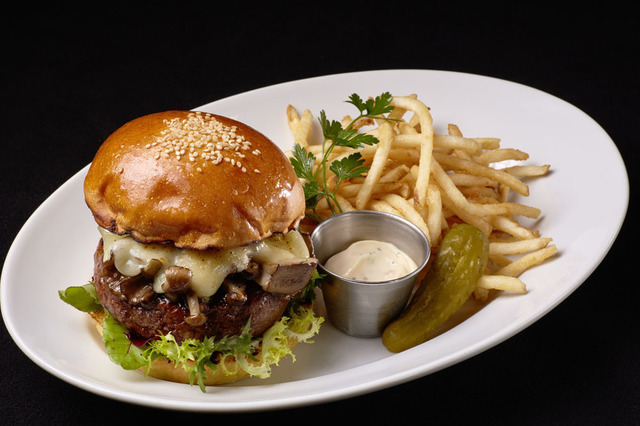 サマートリュフマッシュルームチーズバーガー