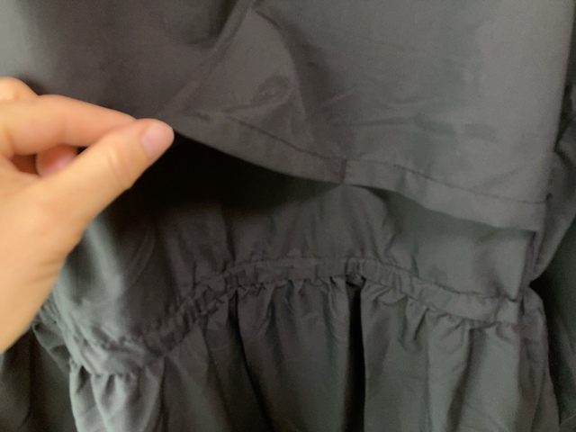 【ワークマン レディース高撥水シェルワンピースコート】肩から背中にかけてケープがかかったような「ヨーク」と呼ばれるデザインが施されています