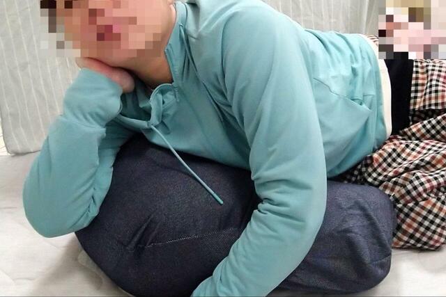 【ニトリ レストクッション】頰杖をつくときは、ひじや手首にかかる負担を軽減してくれます◎