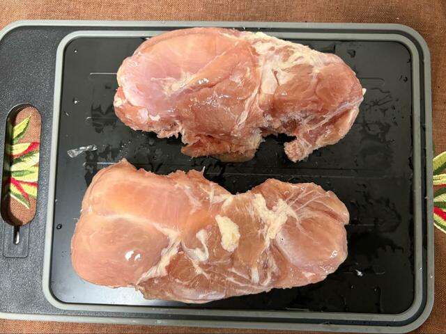 【ニトリ　解凍プレート シャープナー付きまな板】解凍後2時間経過。くっついていた2枚の鶏肉が剥がれました