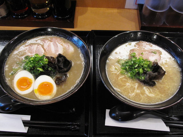 麺や小僧：らーめん（左）と特製魚介らーめん（右）