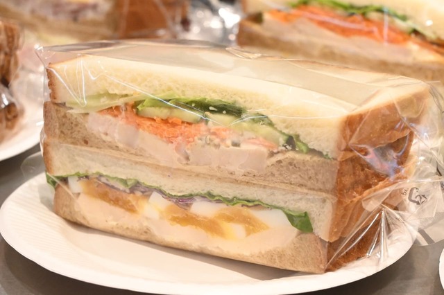 【ゴンチャ 原宿神宮前店】「カフェサンド 低温調理チキン&彩り野菜」500円