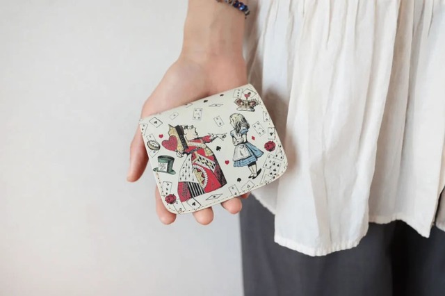 【ミニ財布「不思議の国のアリス ハートの女王」】手にした瞬間から“自分だけの一品”へと育つ栃木レザー