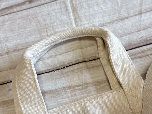 持ち手の長さは短め。中央は二つ折りで縫われており、持ちやすい工夫がされています