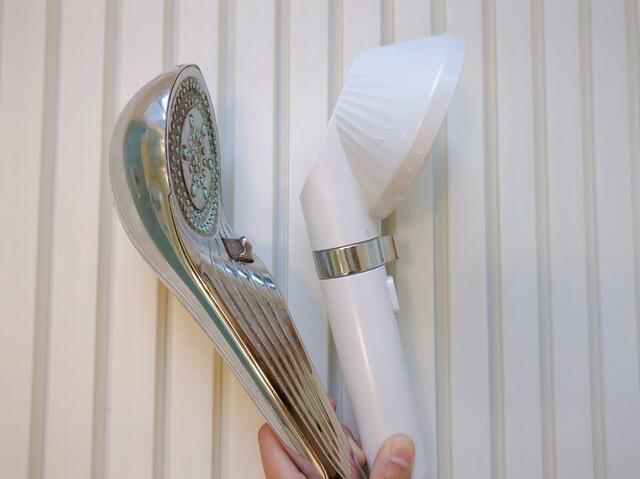 【アイリスオーヤマ  MiCOLA ウルトラファインバブル クレンジングシャワーヘッド】 サイズ感は似ていますが、重さはMiCOLAの方が軽いです