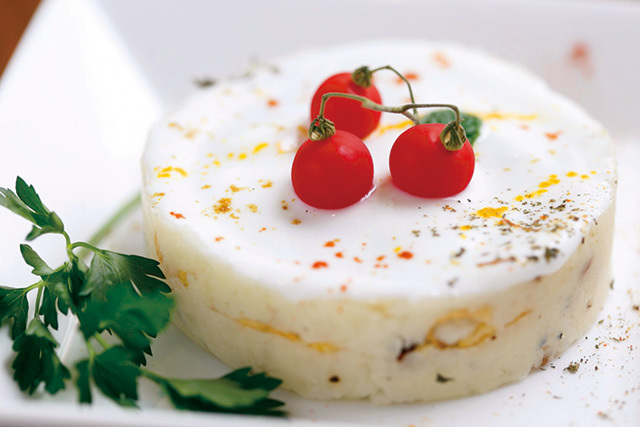 Spice BAR 猫六（向島） 猫六のポテトサラダ 500円 自家製ベーコンなどをスパイスの効いたポテトサラダでサンド。デザートみたいでかわいい。