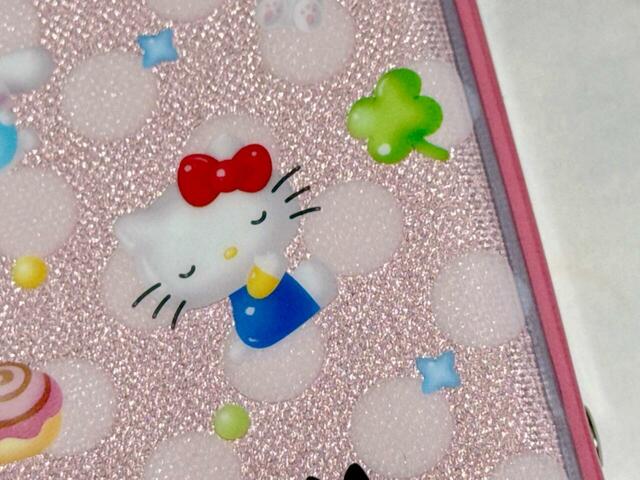 小さめのイラストが散りばめられた総柄風デザインで、ラメ感やドット柄もよく映えます♪