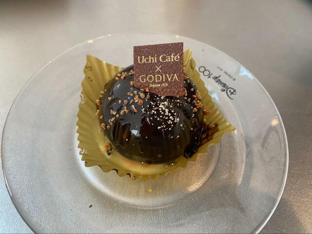 【ローソン×GODIVA Uchi Café×GODIVA ドームショコラ（アーモンドプラリネ）】反射するほどのツヤ