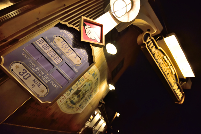 [18時4分]「ヴィレッジ・グリーティングプレイス」30分待ち ©Disney