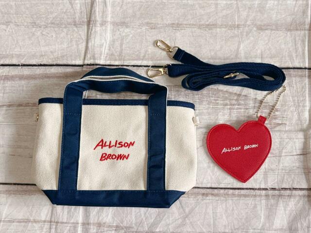 ミニトートとショルダーストラップ、ミラーチャームが入っています