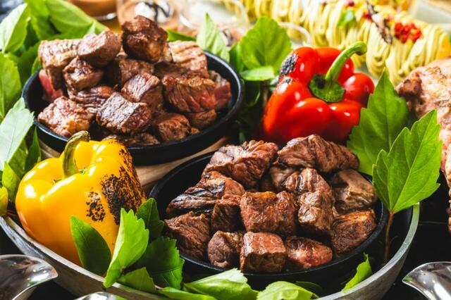 「ビーフステーキ 大根おろしソース」＜期間：2026年3月10日〜7月6日＞【【沖縄】進化した“至福の海老づくしビュッフェ”！「ヒルトン沖縄北谷リゾート」の大人気ビュッフェが3年連続で開催されます！】