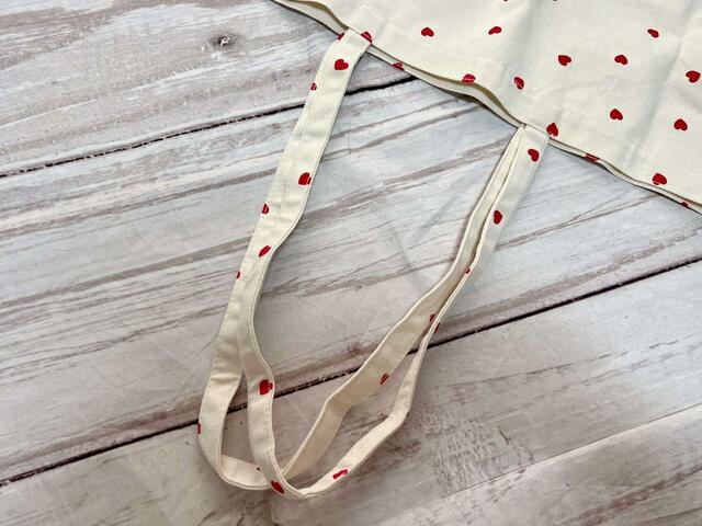 持ち手の長さは約66cmと長め。肩がけが楽々できる長さです