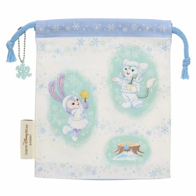 きんちゃくセット 2,300円｜東京ディズニーリゾート「ダッフィー＆フレンズのホワイト・ウィンタータイム・ワンダーズ」スペシャルグッズ｜販売店舗：東京ディズニーシー「マクダックス・デパートメントストア」｜発売日：2023年11月1日（水）