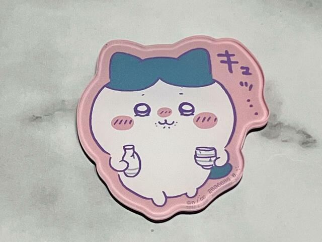 2．ハチワレ（キュッ…）：お猪口でコーラを楽しむ「おちょコーラ」のエピソードからのワンシーン。ハチワレのお口の周りのしわがかわいい…！