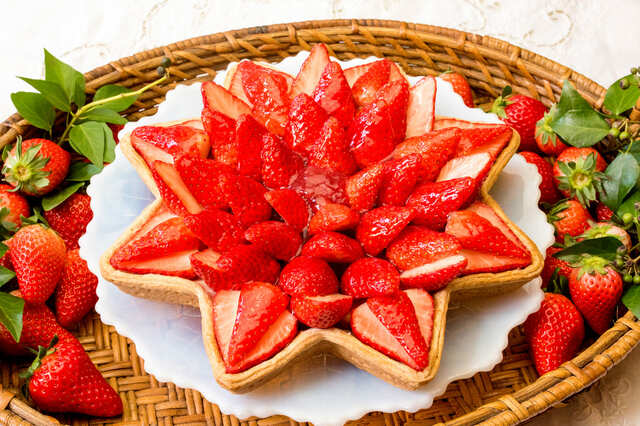 「静岡県産 “きらぴ香”のタルト ～ホワイトチョコ風味～」piece ￥1,706、Whole 27cm ￥13,791（※グランフロント大阪店・京都・静岡・浜松・福岡・仙台限定）