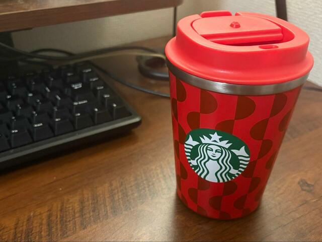 【スターバックスコーヒー　ホリデー2024ステンレスタンブラーレッド355ml】デスクに置いても