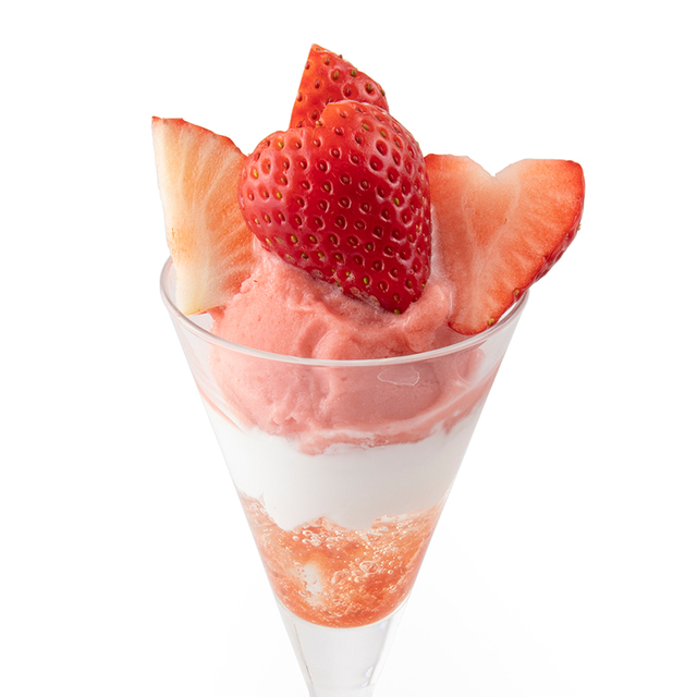 「自家製ストロベリーシャーベットのミニパフェ」＜期間：2024年12月2日～12月27日＞【タカノフルーツパーラーで苺やフルーツを120分間好きなだけ！「タカノフルーツティアラ～Winter Fantasy～」開催】　