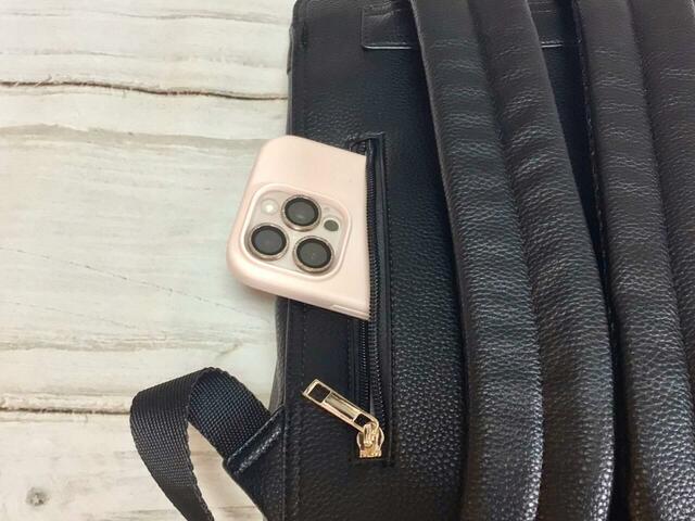 特に便利だったのが、最近のリュックによく見られる背面のスマートアクセスポケット。背負ったままでも物を取り出しやすいので、スマホを入れておくのにぴったり！