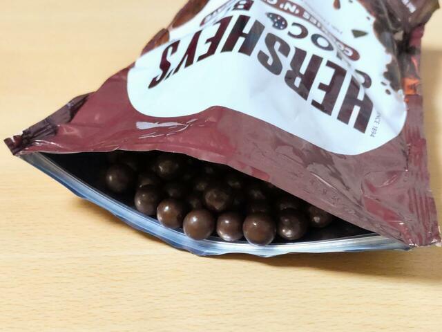 【コストコ ハーシー チョコバイツ クッキー＆チョコ 900g 1998円】袋はジッパー付きなので保存しやすいのが◎